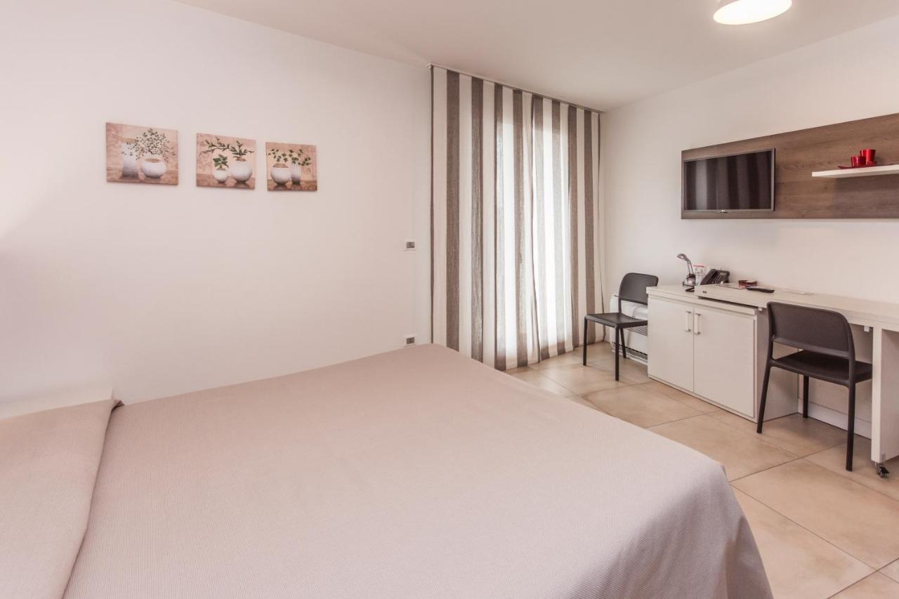 Hotel Ristorante Cigno - Camere And Aparthotel 拉提萨那 外观 照片