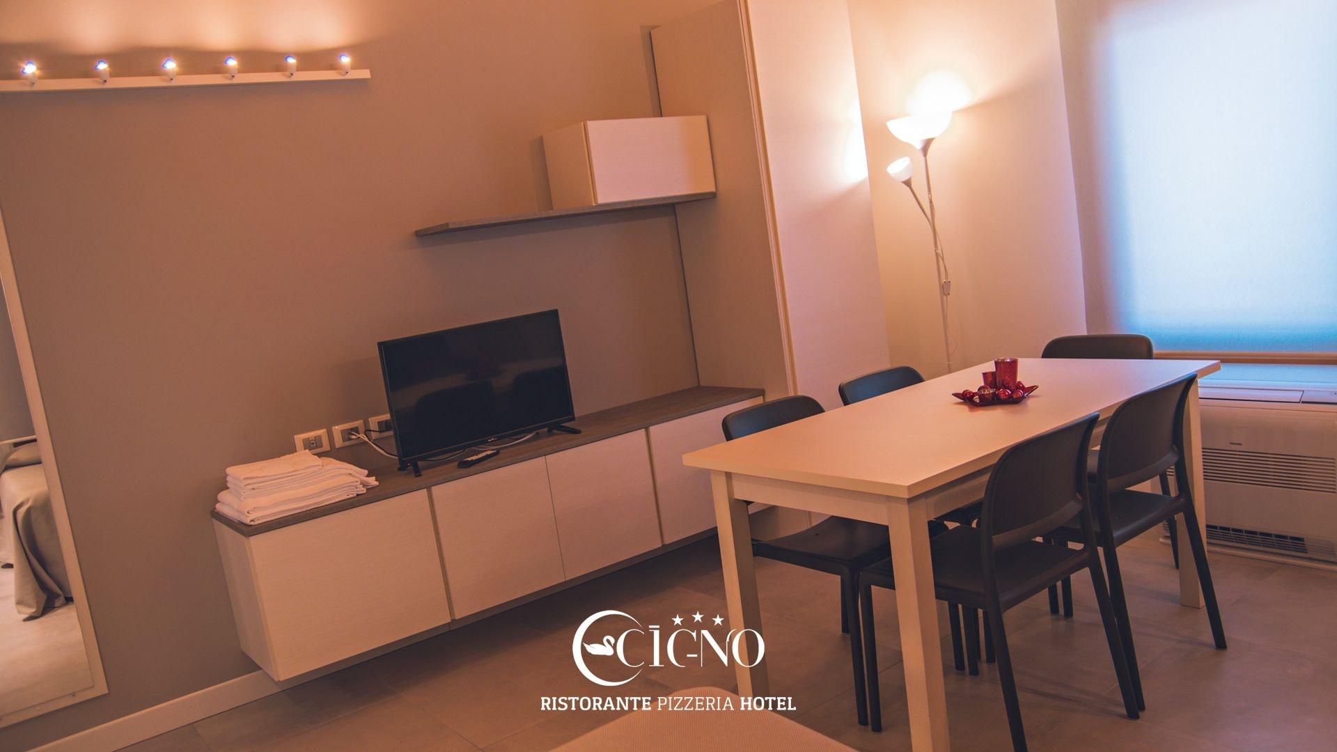 Hotel Ristorante Cigno - Camere And Aparthotel 拉提萨那 外观 照片