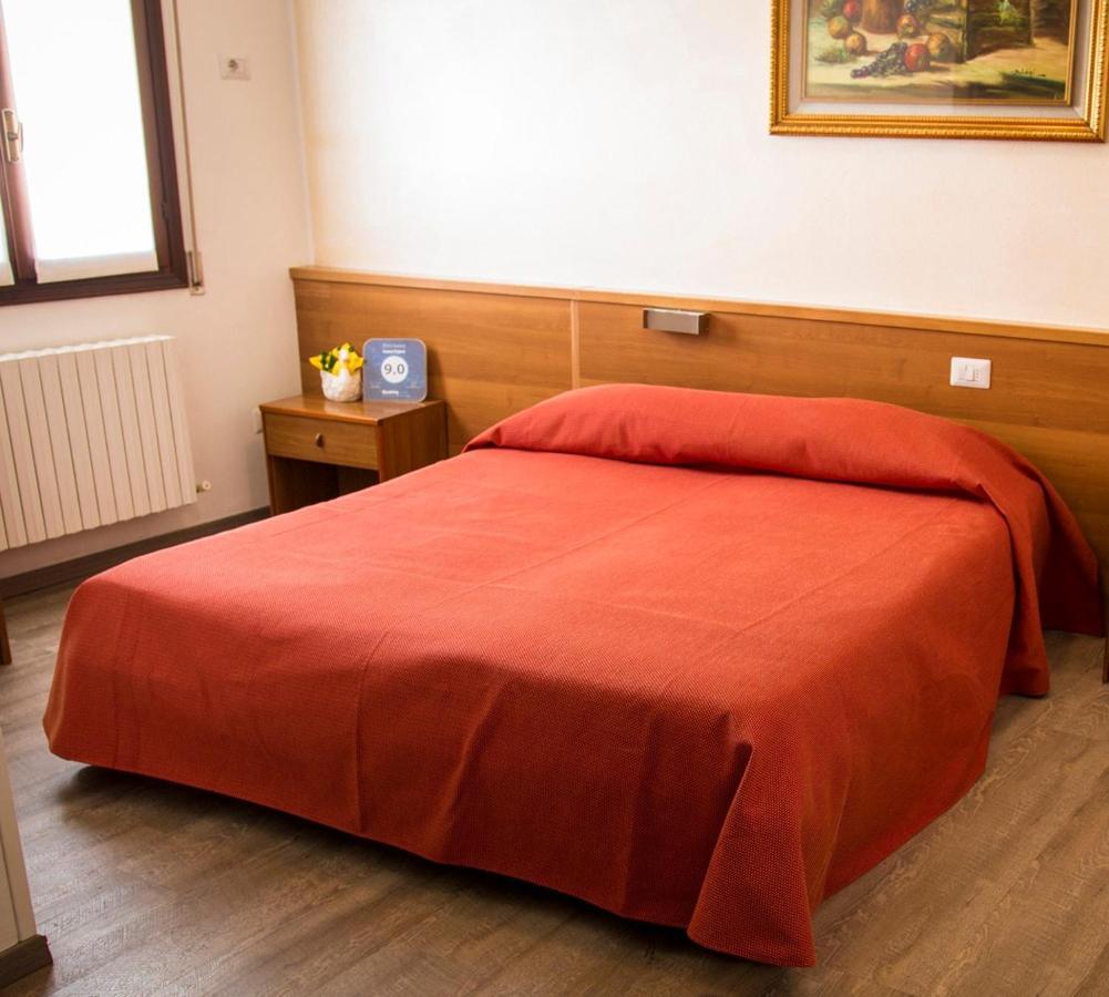 Hotel Ristorante Cigno - Camere And Aparthotel 拉提萨那 外观 照片