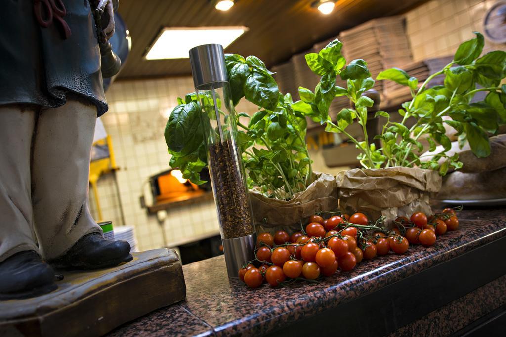 Hotel Ristorante Cigno - Camere And Aparthotel 拉提萨那 外观 照片