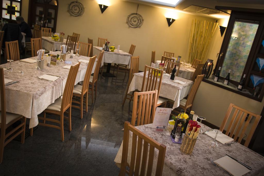 Hotel Ristorante Cigno - Camere And Aparthotel 拉提萨那 外观 照片