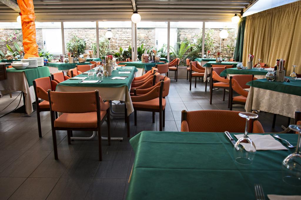 Hotel Ristorante Cigno - Camere And Aparthotel 拉提萨那 外观 照片