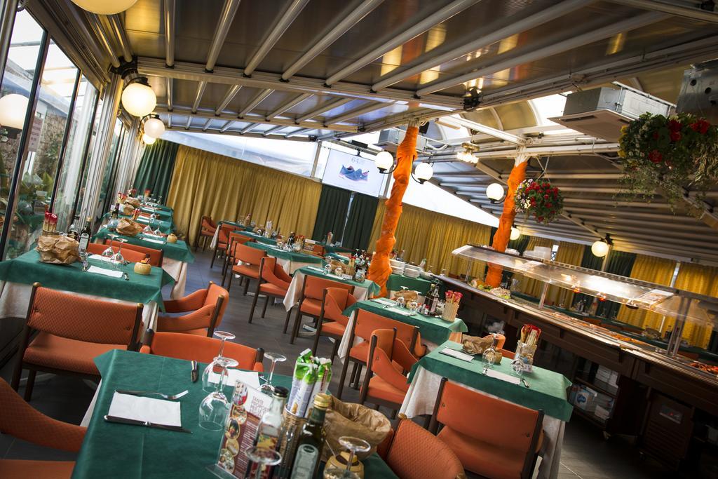 Hotel Ristorante Cigno - Camere And Aparthotel 拉提萨那 外观 照片