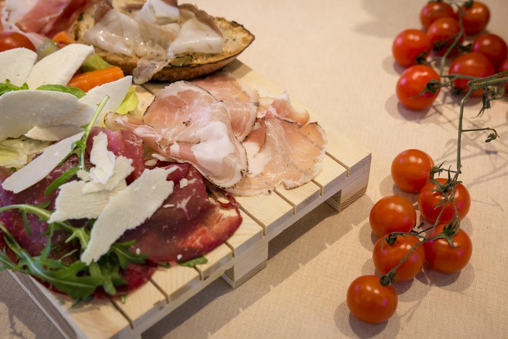 Hotel Ristorante Cigno - Camere And Aparthotel 拉提萨那 外观 照片