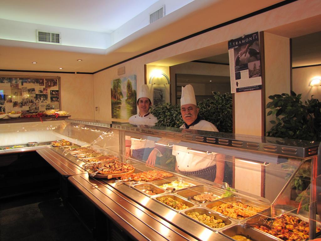 Hotel Ristorante Cigno - Camere And Aparthotel 拉提萨那 外观 照片