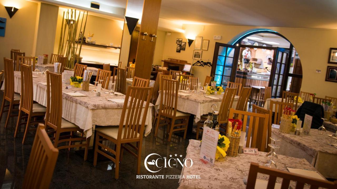 Hotel Ristorante Cigno - Camere And Aparthotel 拉提萨那 外观 照片