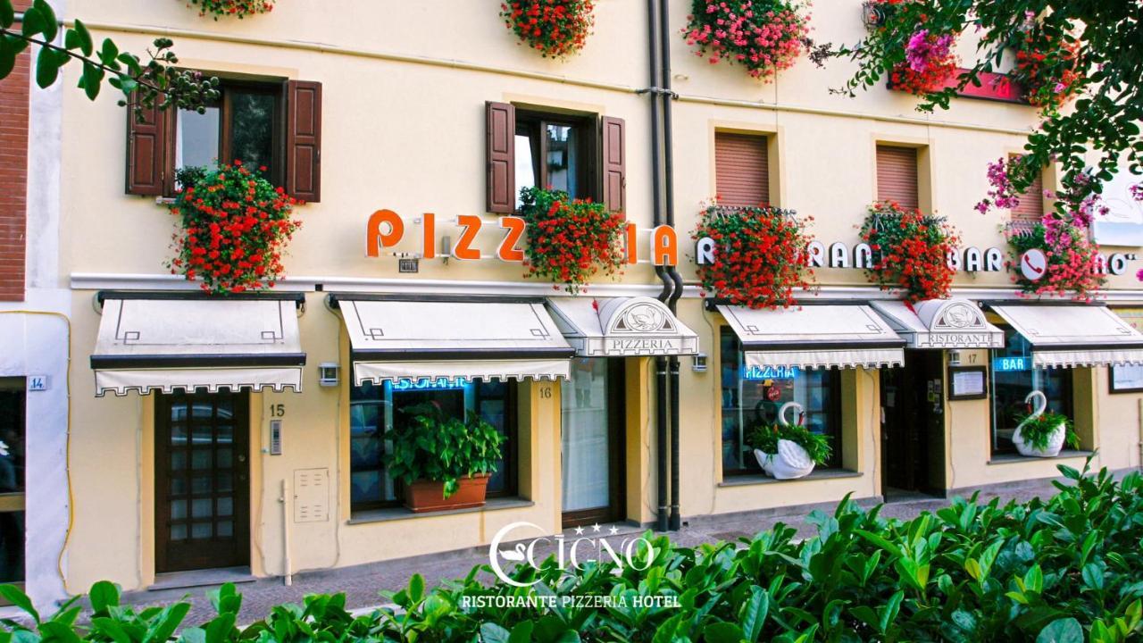 Hotel Ristorante Cigno - Camere And Aparthotel 拉提萨那 外观 照片
