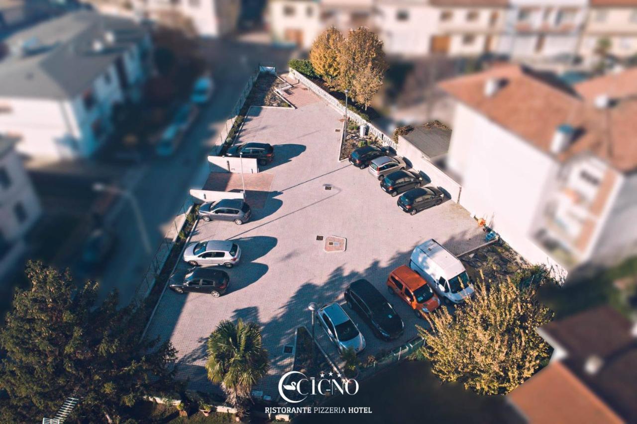 Hotel Ristorante Cigno - Camere And Aparthotel 拉提萨那 外观 照片
