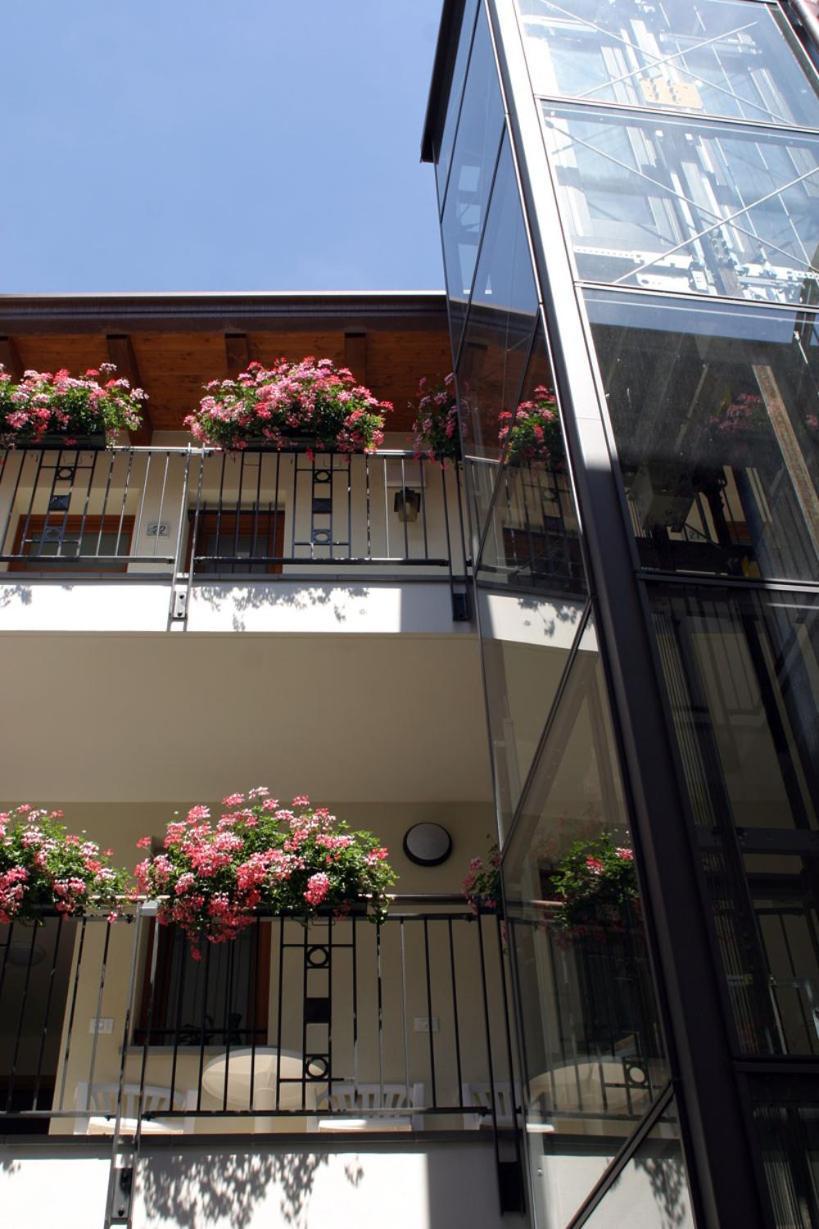 Hotel Ristorante Cigno - Camere And Aparthotel 拉提萨那 外观 照片