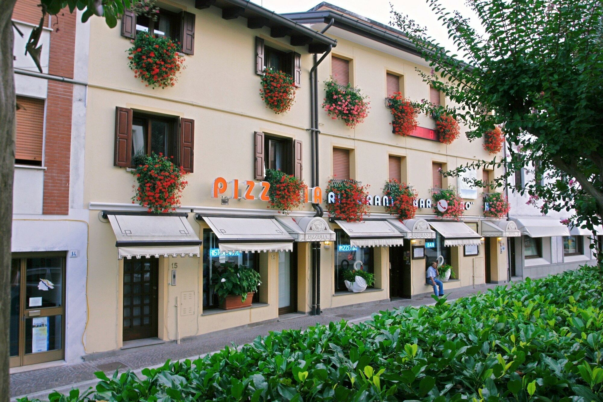 Hotel Ristorante Cigno - Camere And Aparthotel 拉提萨那 外观 照片